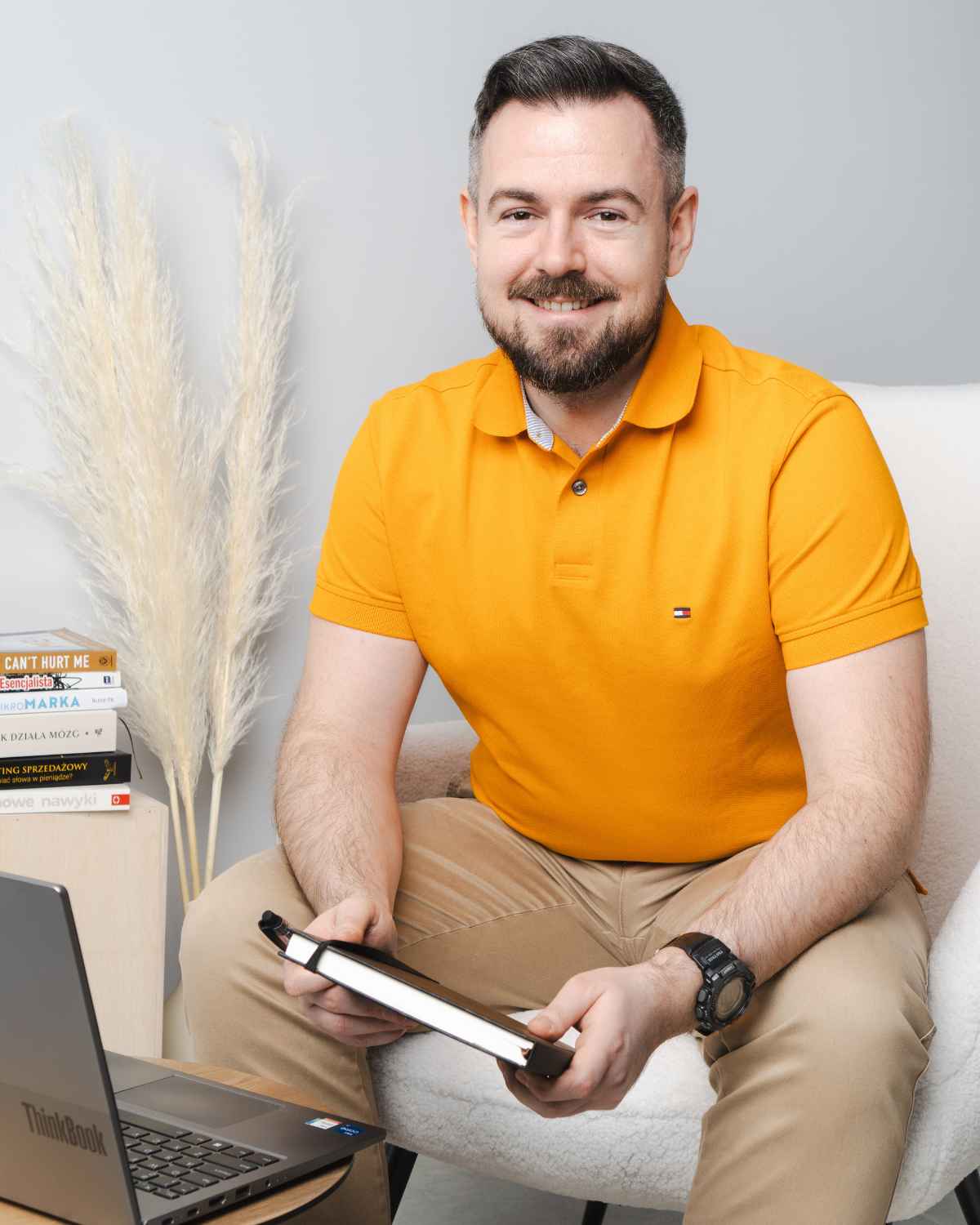 Tomek Michalski przy pracy z laptopem